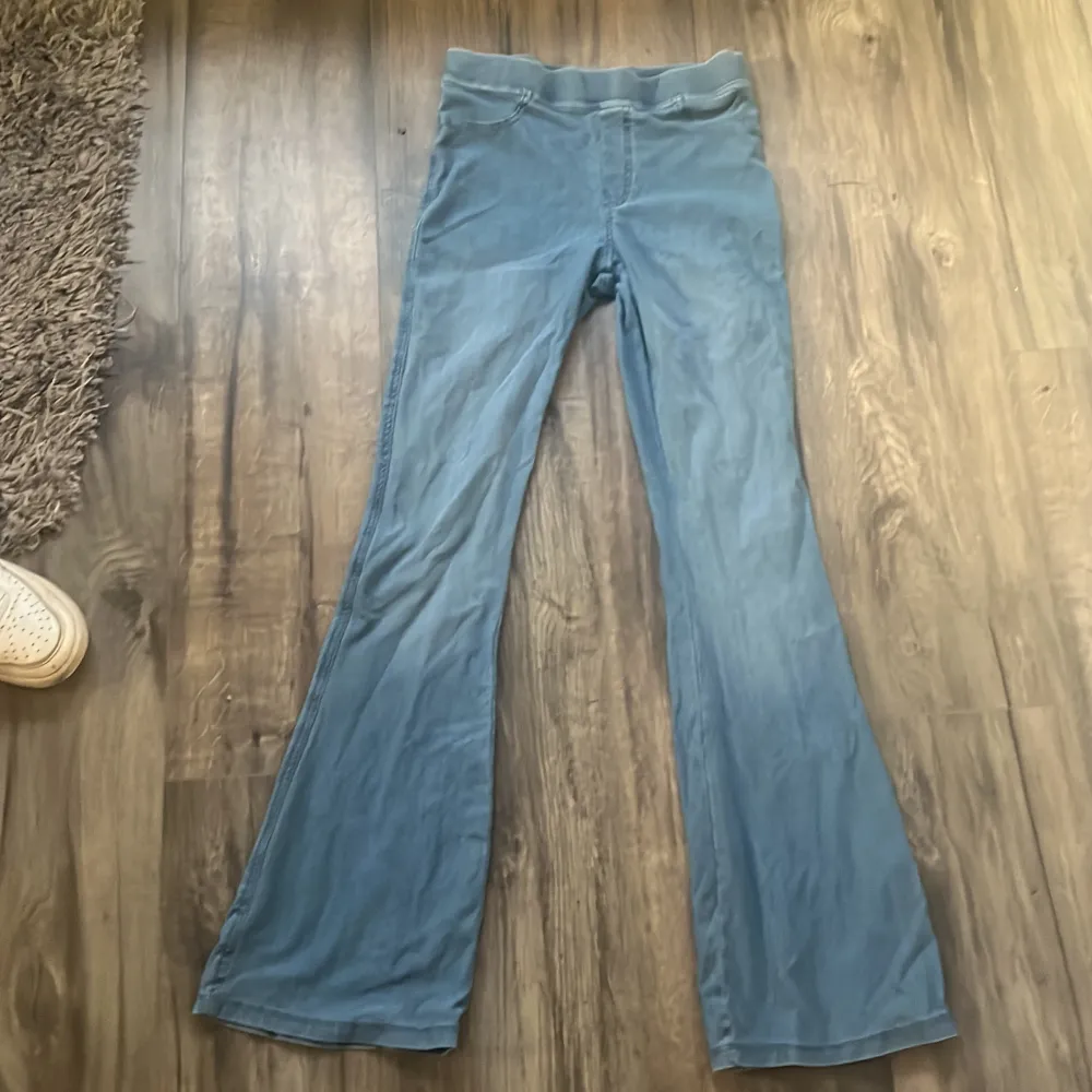 Blåa jeans, ganska stretchiga! Säljer för att de inte används längre. Är lite tight men passar på mig som har storlek 168 i byxor! Köp nu😘😻. Jeans & Byxor.