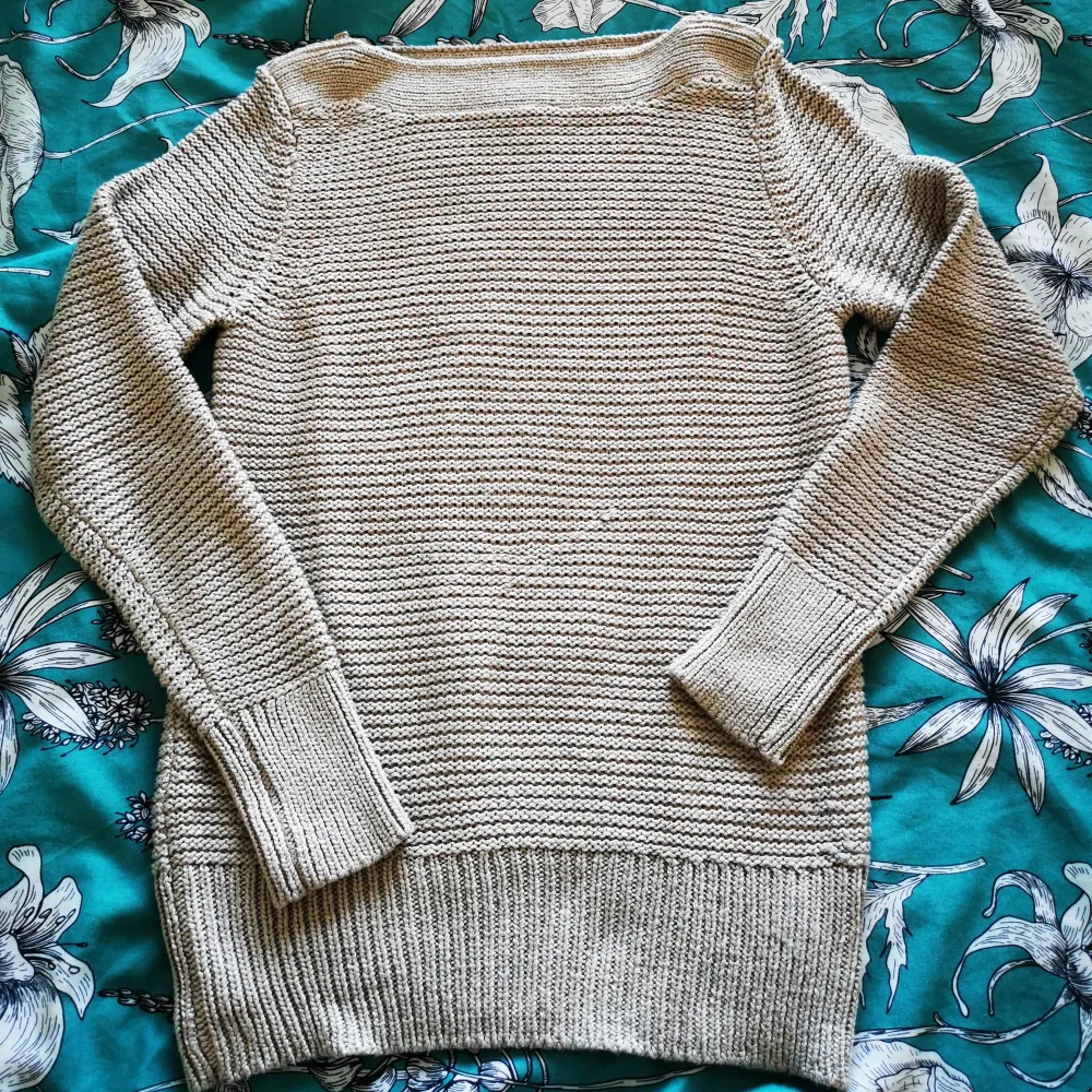 Sweater from Calvin Klein size Small. Like new. Has a small mark in the front (see pic 1). Stickat.