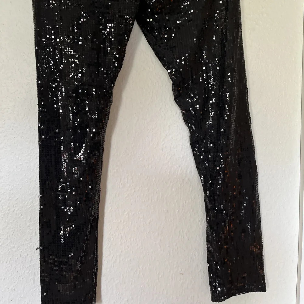 Svartglittriga leggings från hm. Storlek S. . Jeans & Byxor.