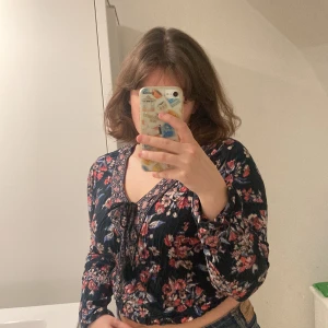 Blus från Hollister, XS - Marinblå, blommig blus från Hollister i storlek XS. I mycket gott skick!