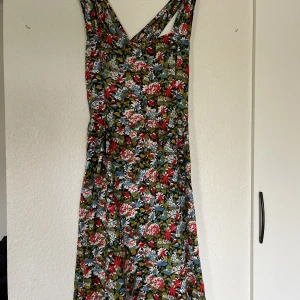 Klänning - Blommig klänning. Storlek S/M. 