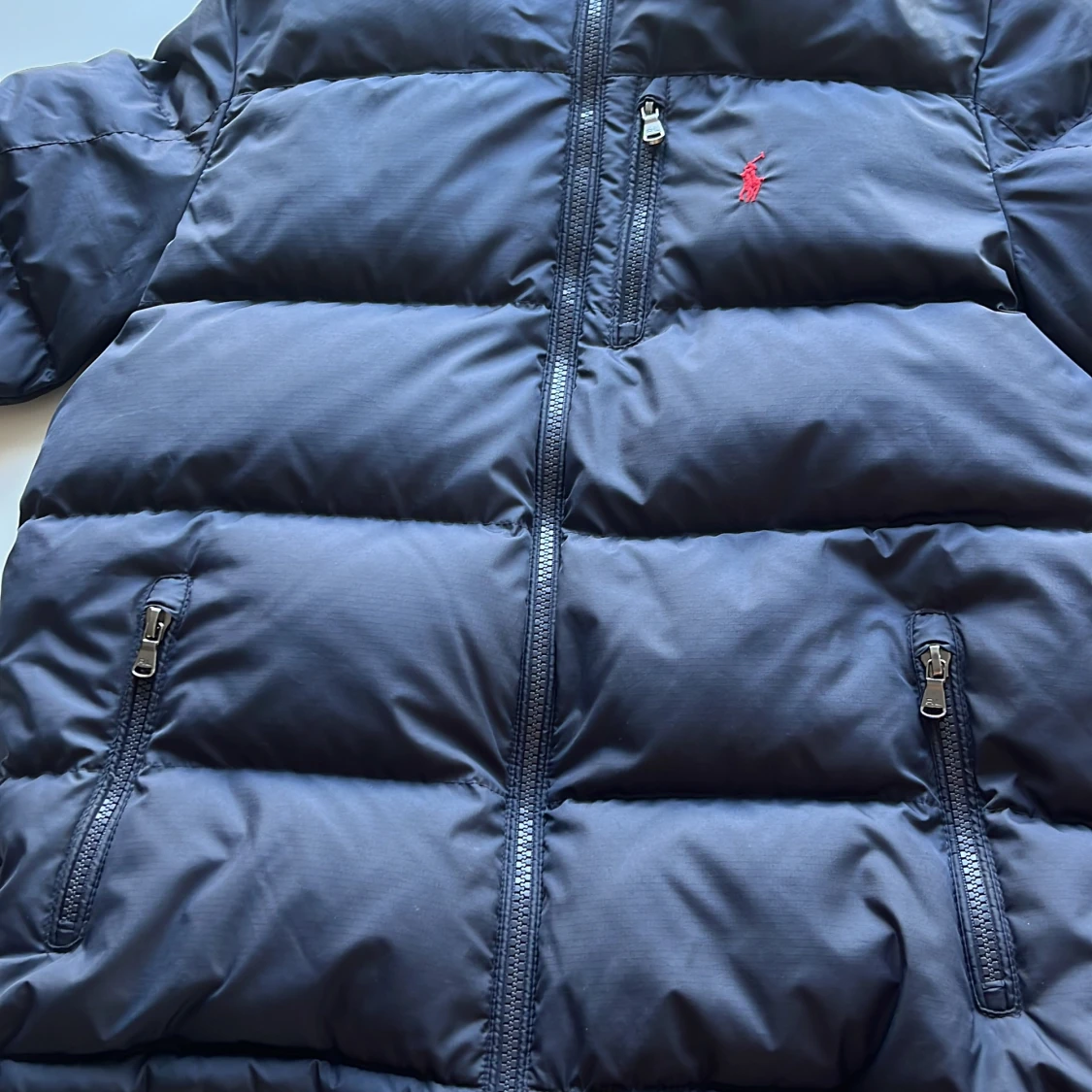 En POLO RALPH LAUREN jacka som är otroligt bra skicka jätte värt pengarna  - 90