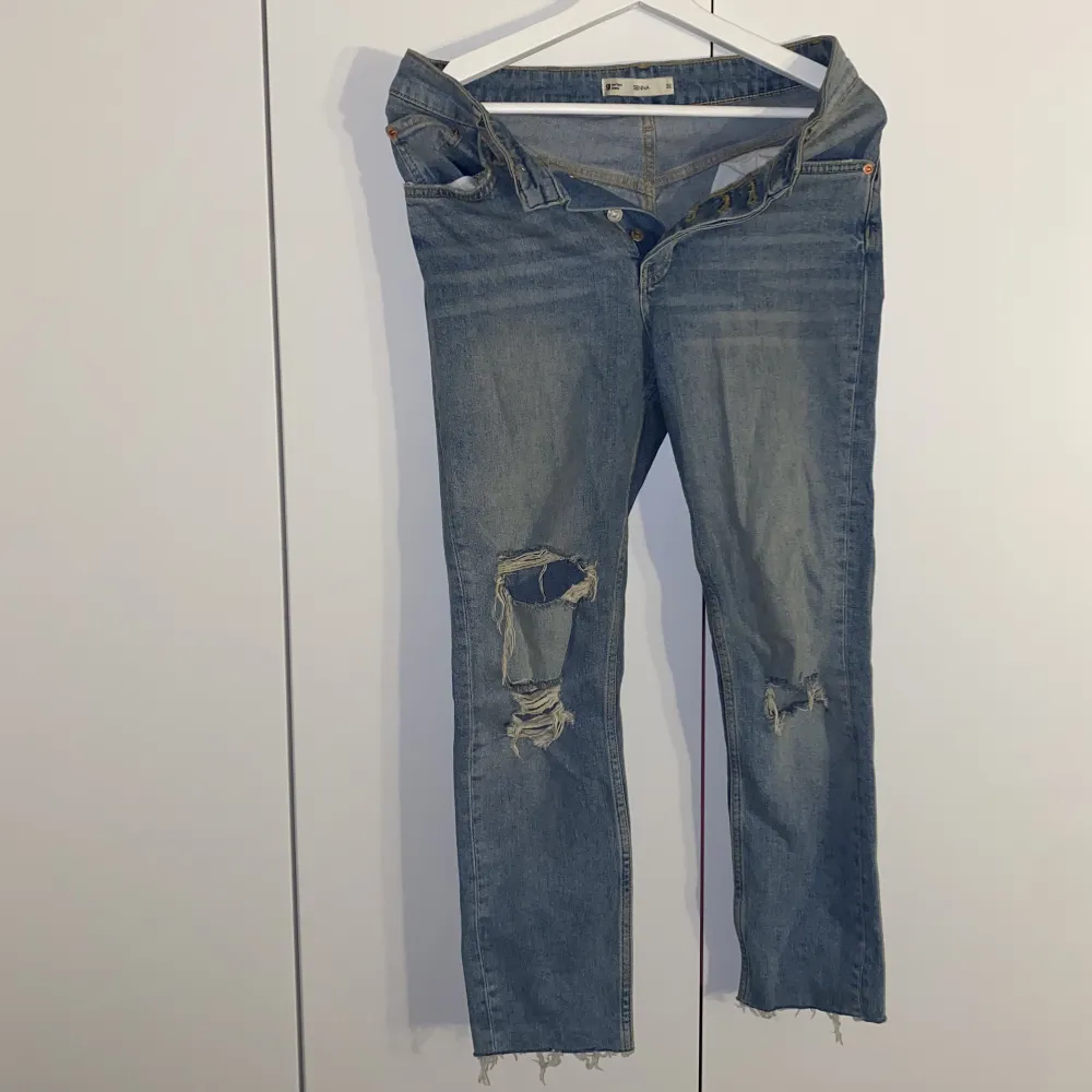 Högmidjade jeans från ginatricot i storlek 36.. Jeans & Byxor.