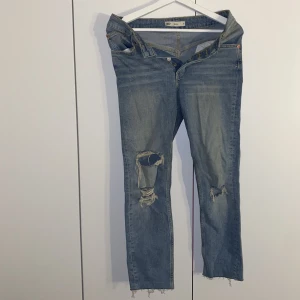 Jeans - Högmidjade jeans från ginatricot i storlek 36.