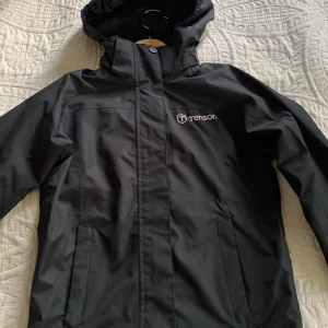 Vind-och vattenavvisande jacka - En mycket fin jacka från Tenson. Det enda som egentligen tyder på användning är att den är namnad, annars i toppskick.  Kommer från rök-och djurfritt hem! 