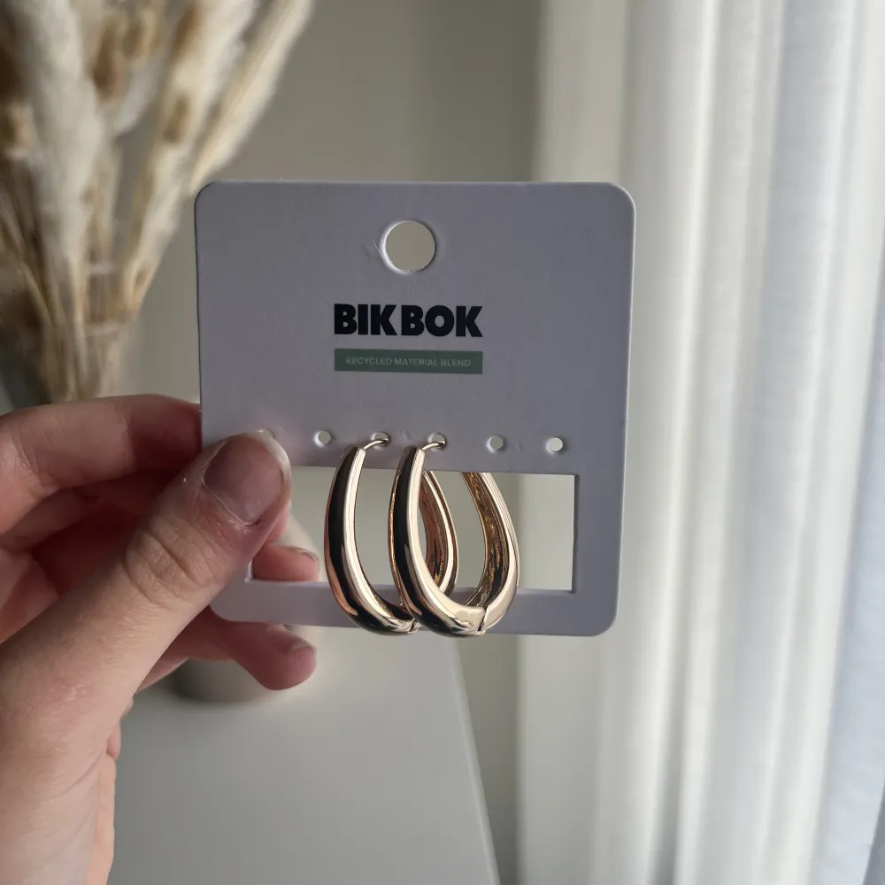 Nya örhängen från BikBok som aldrig använts🥰. Accessoarer.