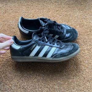 Adidas samba - Adidas samba i använt skick, därav lägre pris! Skriv för fler bilder eller om du har frågor🫶🏻