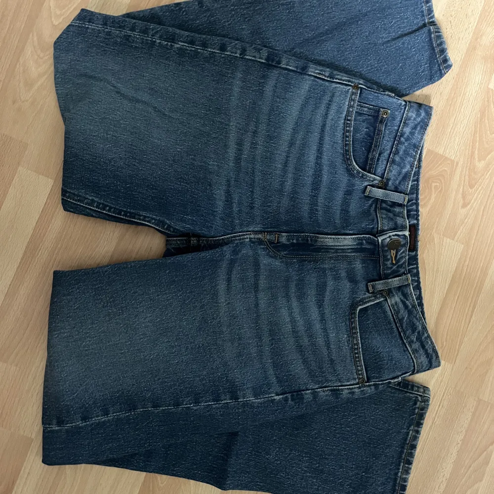 Säljer dessa Lee jeans då de är för stora, knappt använda! . Jeans & Byxor.