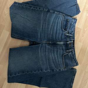 Säljer dessa Lee jeans då de är för stora, knappt använda! 