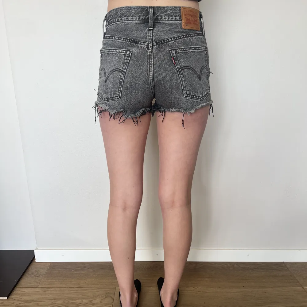 Shorts ifrån Levis. Storlek 26. Använd fåtal gånger. Nypris 649. Köparen står för frakten.. Shorts.