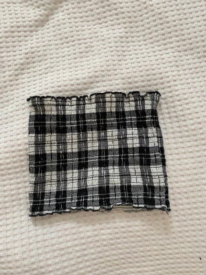 Hollister bandeau topp - Säljer en hollister bandeau topp i svart vitt. Toppen är i strechmatrial och passar därför stl runt xs.