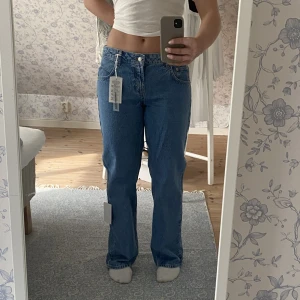 NA-KD lågmidjade jeans  - Oanvända, alla lappar kvar. Säljer för att de tyvärr är för stora för mig men har superfin färg och passform. Finns inte kvar på hemsidan längre men orginalpriset var 499✨✨