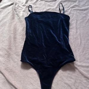 En blå sammetsbody -  Blå sammetsbody perfekt för fest