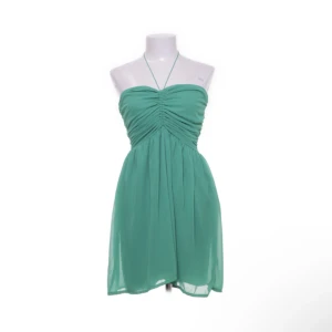 Sommarklänning  - Grön sommarklänning från Zara i storlek M 💚 passar även mig som oftast bär S! Otroligt skönt material perfekt till sommaren, fint skick 🌸Köparen står för frakten, bara att höra av sig vid frågor osv! 💚