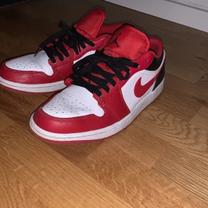 Jordan 1 low - Jordan 1 low. Skick 9/10. Lite creasade. Vill köpa andra skor och säljer drf dessa. 