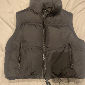 Väst - En fin väst i storlek S som inte har kommit till användning därför helt ny o aldrig använd🫶🏼säljer för 100+ frakt💕