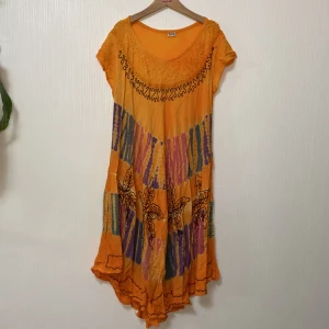 Fin somrig klänning  - Använd några gånger. Jätte fin och i perfekt skick. Den är väldigt somrig. Jag kan skicka bilder med den på. Det är stretchiga material och den är en FREE SIZE så den passar nästan alla men jag skulle säga att det är en M/L