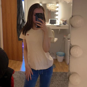 Levi’s t-shirt - Levi’s t-shirt i storlek xs, inte mycket använd! 