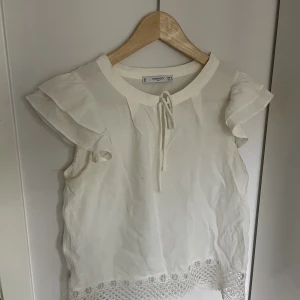 Vit sommar blus💕 - Jättefin topp jag har haft stor kärlek av, tyvär är den alldeles för liten för mig nu😭 Väldigt bra skick är den!!