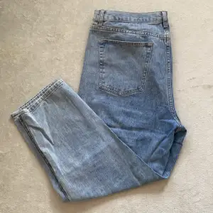 Jeansen är i gott skick och endast använda en gång. Jeansen är bredare i midjan och något kortare i modellen.