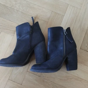 Mocka stövletter - Fina stövlar i mocka och ca 8 cm klack Snygga pch enkla man kan ha dem till det mesta Passar 37  35 kr