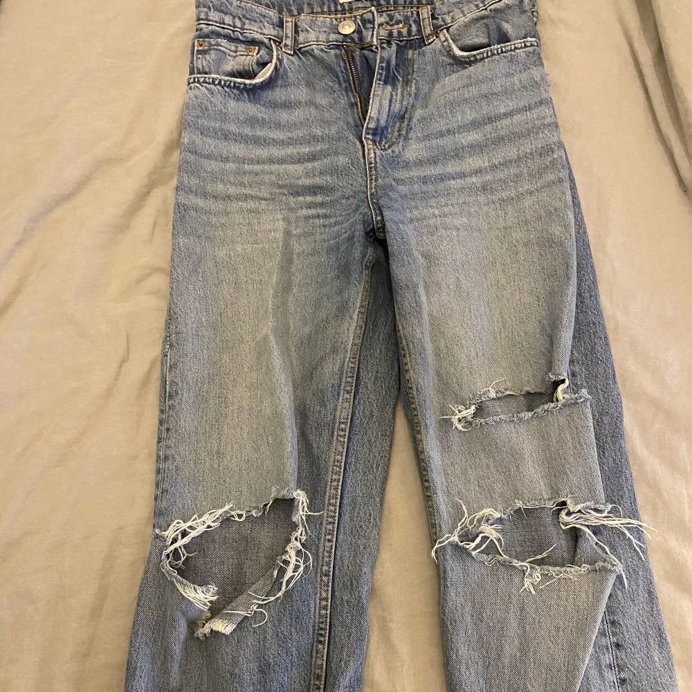 Jätte fina Gina tricot jeans som inte kommer till användning längre. Ny pris 600kr. Jeans & Byxor.