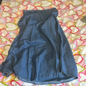 Kjol - Parfekt för sommaren. En jeanskjol som ja har använt nåra gånger under sommaren men säljer den eftersom att jag har vuxit ur.🫶🏽