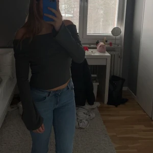 Offshoulder  - Off-shoulder tröja från Gina. - Nypris 250kr. - Aldrig använd.