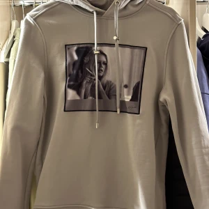 Hoodie Limitato - Storlek S, knappt använd Hoodie från limitato. Nypris 2500kr