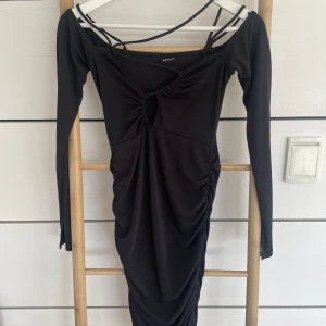 Klänning med band - Snygg klänning med band från när kollektionen frontad av Hanna schönberg. 🌸Den är tyvärr för kort för mig och är därav endast använd en gång 