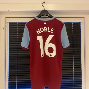 West Ham fotbollströja Noble - West ham fotbollströja med mittfältslegendaren Mark Noble på ryggen. I mycket bra skick. Storlek M, men passar även L. 
