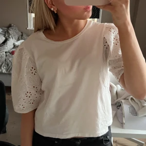 Zara tröja - Säljer denna assnygga zara tröja! Kan dra ner priset vid snabb affär och/eller vid köp av någonting annat i mitt flöde vilket gör det billigare!❤️