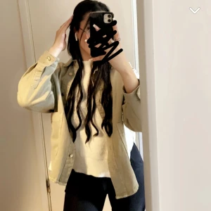 Jeans jacka - Zara - Säljer denna fina vårjackan från vara, väldigt tunn o passar perfekt till sommar o vår. Jättefin och inga tecken på användning, alltså nyskick💚 Säöjer då den inte kommer till användning 
