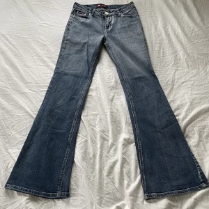 lågmidjade jeans  - använd köp nu! midja:70 innerben:80, jag är 169 och w28 som referens💋