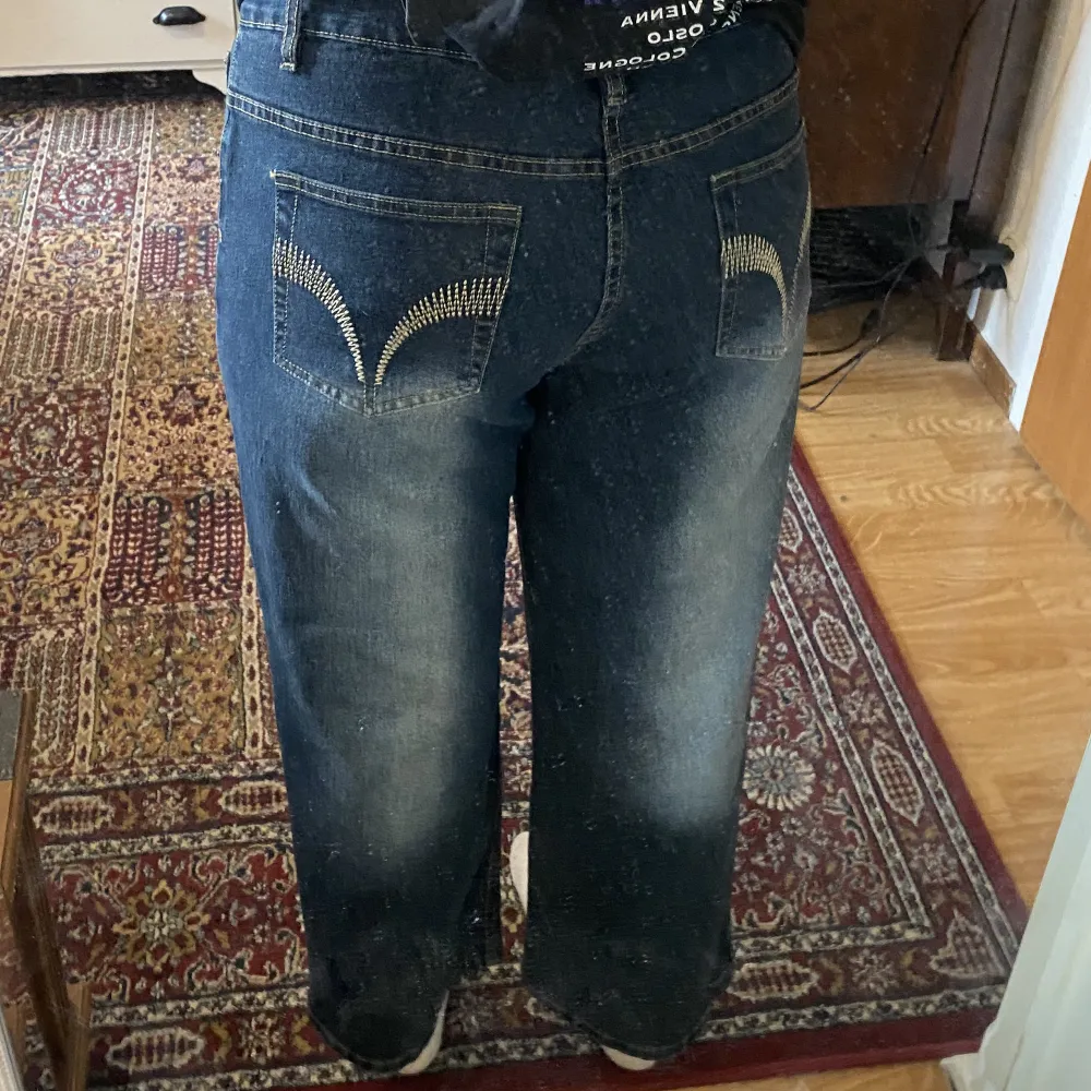 Jeans köpta secondhand. Ser nya ut. Tycker de är lite korta på mig (165cm) så har aldrig använt de. Strl 46  Midjemått 45 cm rakt över.  Innerbensmått 61 cm Ytterbensmått 90cm. Jeans & Byxor.