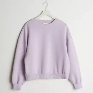Slutsåld sweatshirt från Gina Tricot. Endast använd 2 ggr. Passar XS/S. Jättefin färg till våren och sommaren. 💗