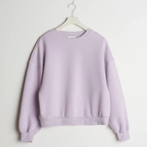 Sweatshirt - Slutsåld sweatshirt från Gina Tricot. Endast använd 2 ggr. Passar XS/S. Jättefin färg till våren och sommaren. 💗