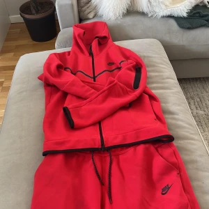 Nike tech fleece st L men passar M - Bra skick. St L men passar som M Byxor 300kr Hoodie 400kr 