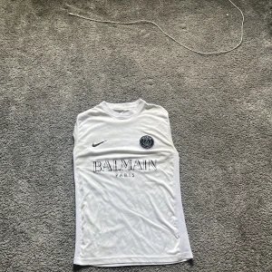 nike x balmain x psg  - säljer nu min balmain x psg tröja. cond 7/10 och har lite stains som går att ta bort. 
