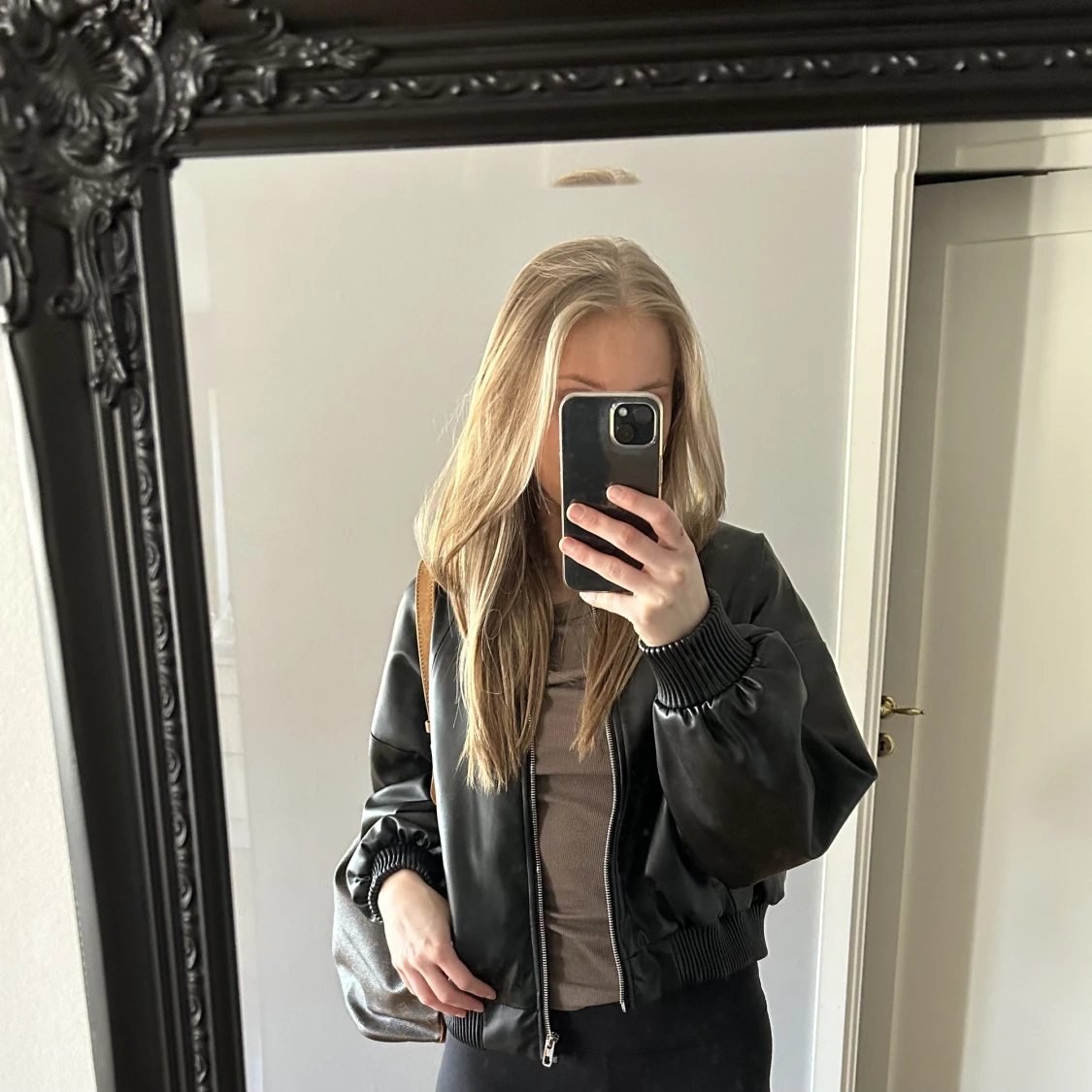 Bomberjacka i skinnimmitation  från Zara  - 91