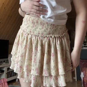 Kjol - Extremt fin volang kjol, i storlek 36. Jag tyckte att den var för stor så jag sydde in den. den kommer  aldrig till användning tyvärr, den är som ny. Men passar en som har S men skulle också passa en M. Pris kan diskuteras vid snabb affär 