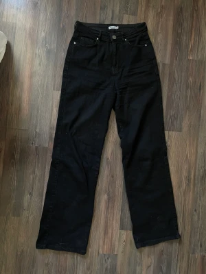 Jeans - Utsvängda jeans från MadLady