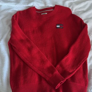 Tommy Hilfiger sweater  - Jag säljer den här för att, jag har den aldrig på mig längre, Den är köpt på MQ och jag säljer den för 350kr plus frakt.