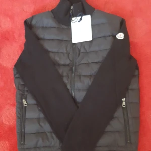 Moncler cardigan  - Helt ny aldrig använd Skicka dm för fler bilder Storlek Small 