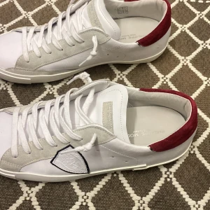 Philippe model sneakers - Tja! Säljer dessa Philippe Model skor som är i mycket bra skick, Storlek 42. 