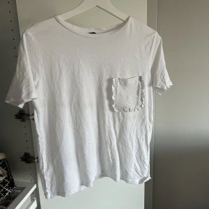 Vit T-shirt med ficka - Vit T-shorts från Zara, använd fåtal gånger💛