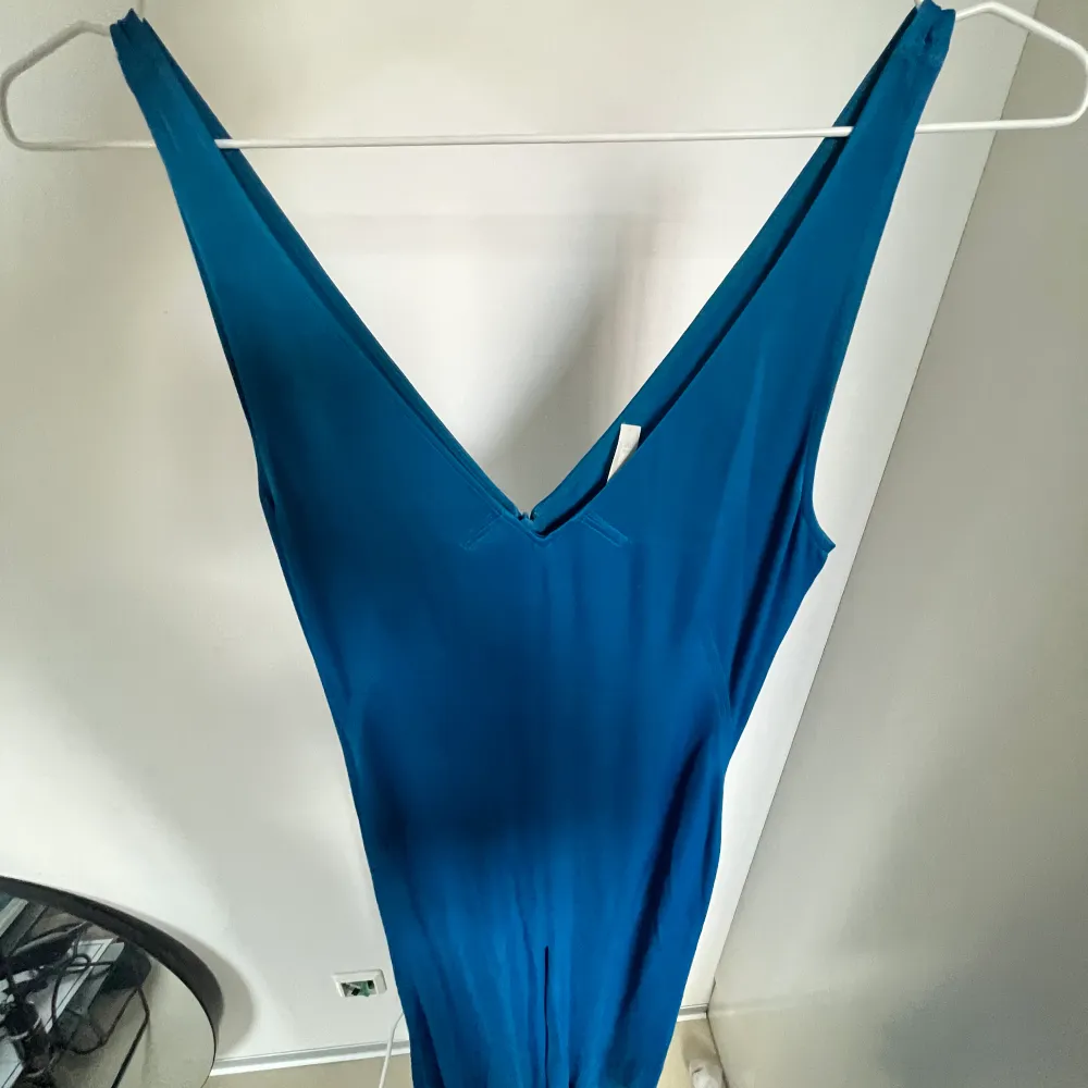Maxiklänning i världens snyggaste blåa färg, lite tjockare och lyxigt satintyg. Köpt på Arket för 900 kr, säljer för 400. Enbart använd en gång på bal. Storlek XS✨ . Klänningar.