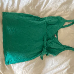 Söt topp:) - Typ turkos färgad, ett snöre som går att knyta där fram, väldigt skön!💗💗