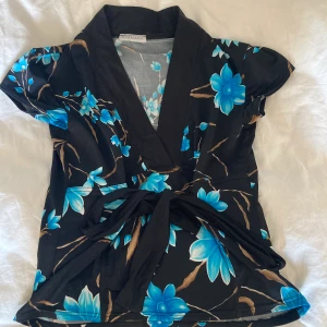 Knyt-topp - Lite baddräktsmaterial skulle jag säga, väldigt skön och det finns ett band man kan knyta!💗