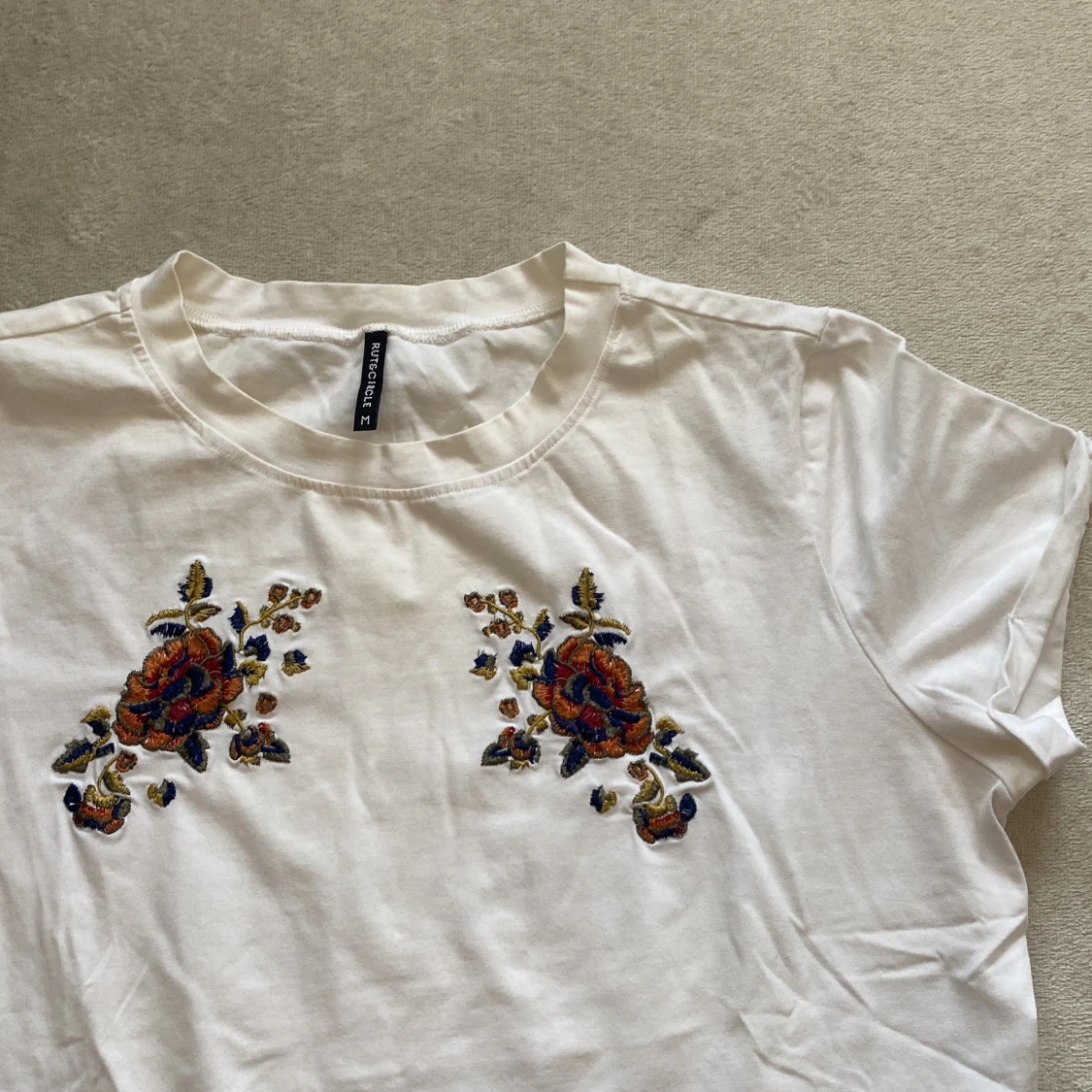 T-shirt med broderade detaljer